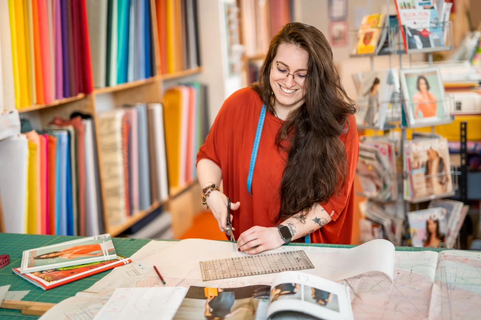 Katharina Rinner beim Stoffschneiden
