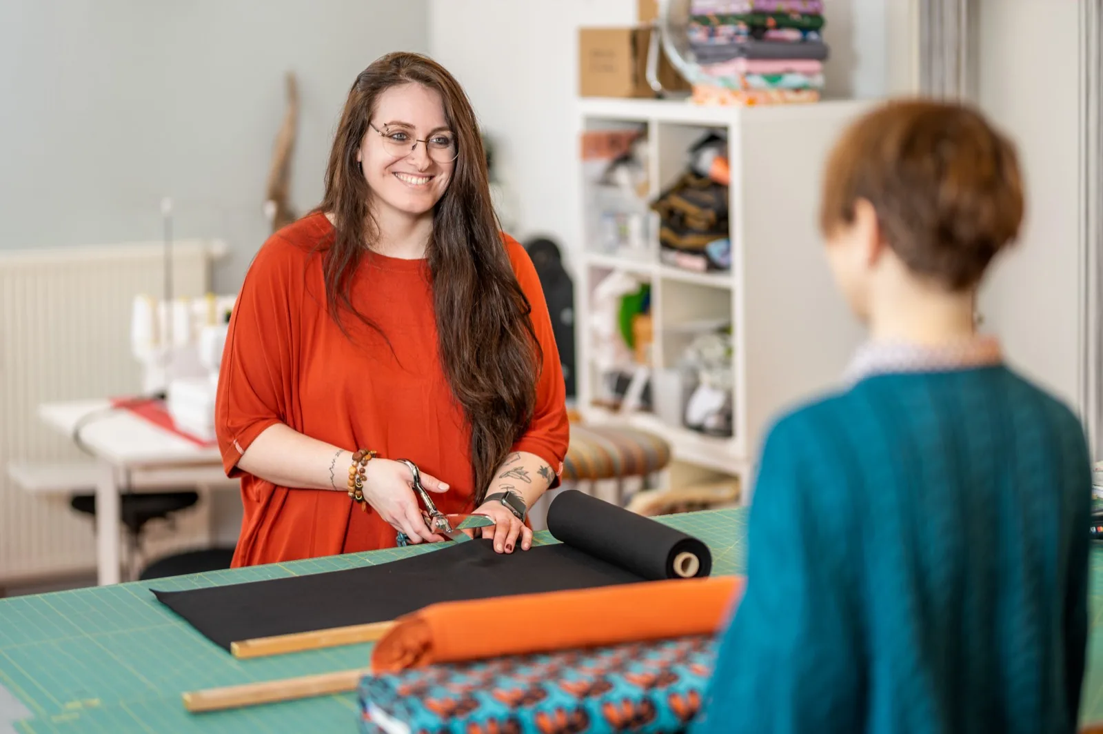 Katharina schneidet Stoff