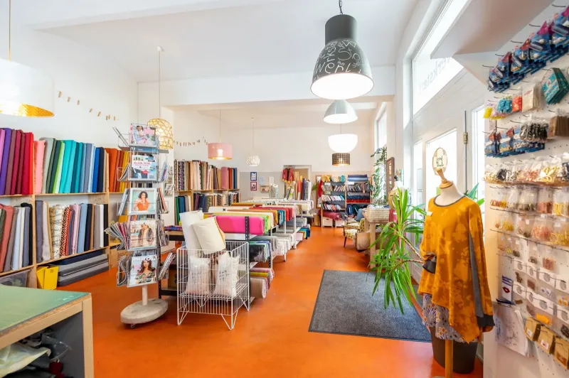 Stoffwerkstatt Graz – Ladenansicht mit bunten Stoffen