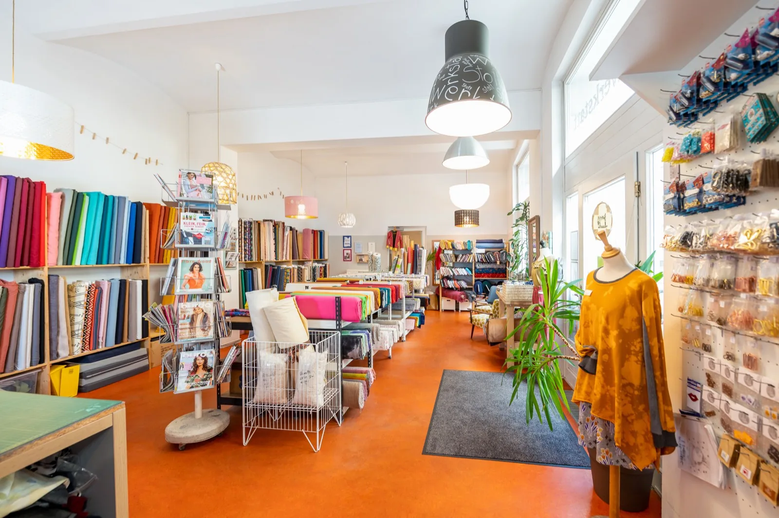 Stoffwerkstatt Graz – Ladenansicht mit bunten Stoffen